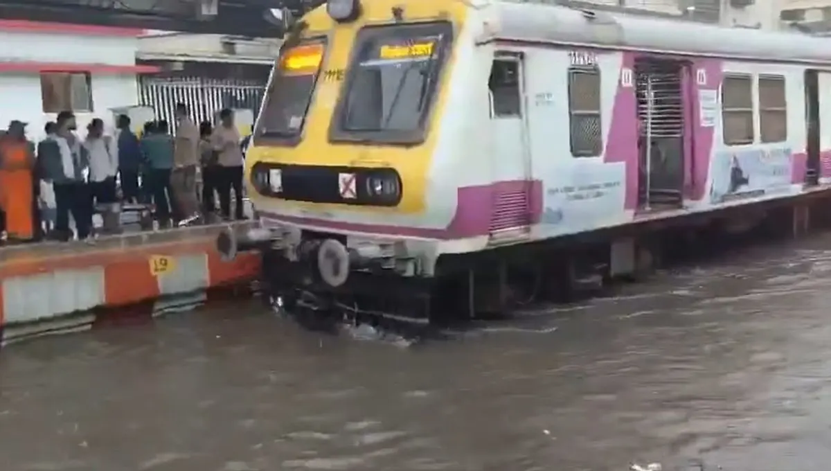 मुंबईत पावसाचा तडाखा! रेल्वे-रस्ते ठप्प, रेड अलर्टमुळे काय बदलणार?