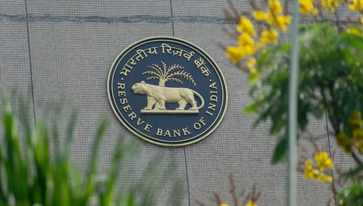 RBI चा निर्णय जाहीर: रेपो रेट स्थिर, चलनवाढ कमी; कर्जदारांसाठी काय?