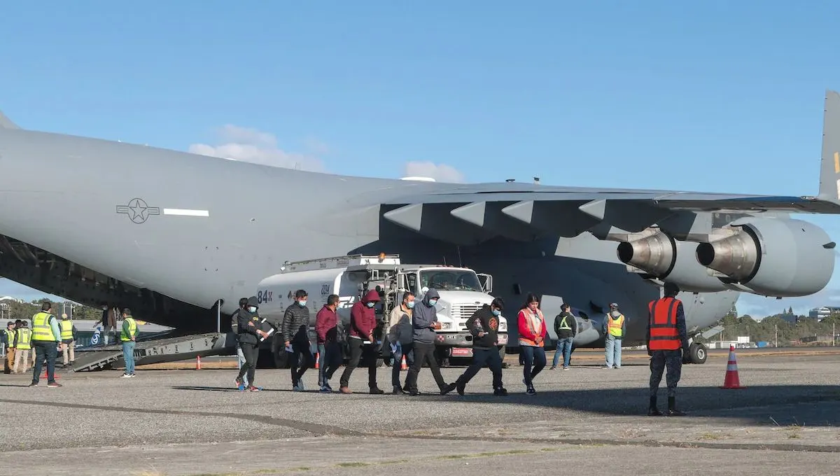 Indians deported from USA: 2025 मध्ये अमेरिकेने 1,703 भारतीयांना केले हद्दपार, ट्रम्प यांच्या धोरणामुळे वादंग